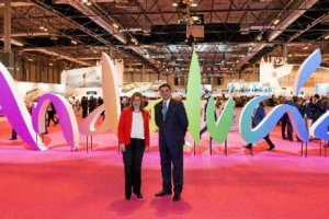Susana Díaz y el consejero de Turismo en Fitur