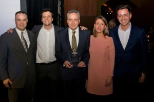 Francisco Martínez-Cosentino, con sus hijos y Bill Darcy, de la NKBA.