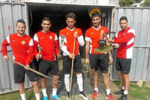 Dani Romera (segundo por la izquierda) con la quinta del pico y pala.