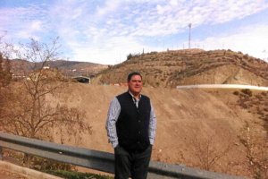 El alcalde junto a la zona que ocupaba el vertedero