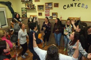 Comparsa femenina La Parada, durante su ensayo, con la directora, Elena Pérez.