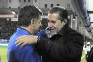 Saludo entre Mendilibar y Sandoval en Eibar. 