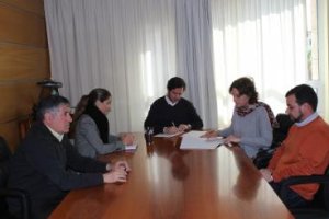 El alcalde, Francisco Góngora, firmando el acuerdo con Cáritas Koopera Almería. 