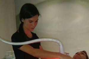 Una profesional  de FarmaESTETIC aplica Cyclone.