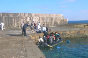 Destacamento naval de la Isla de Alborán atiende a una patera, en una operación anterior