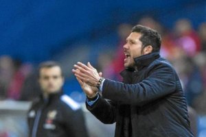 Cholo Simeone en la banda del Estadio de Gran Canaria.