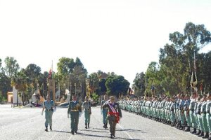 El teniente general Jefe de la Fuerza Terrestre, Francisco Javier Varela, pasa revista junto al coronel Jefe Accidental de la Brigada de La Legión, J
