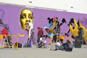 Los grafiteros decoraron ayer varias paredes.