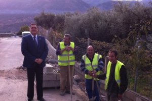 El alcalde junto a los trabajadores que realizan la obra.