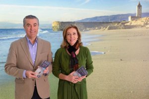 La concejal Lola de Haro, junto a Carmelo Torres, de Almería Turística.