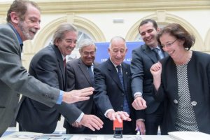 Representantes del Grupo Filatélico, Correos, el Gobierno, Diputación, el Ayuntamiento y la Junta ponen el matasellos del Milenio.