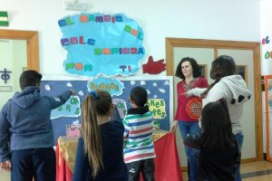 Alumnos del Virgen de la Chanca enseñan su proyecto.