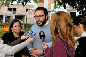 Imagen de los concejales socialistas Cristóbal Díaz e Inés Plaza