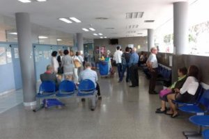 Usuarios y sanitarios en un centro de salud de la capital.