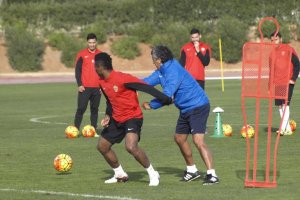 Goro agarra a Uche en el entrenamiento.
