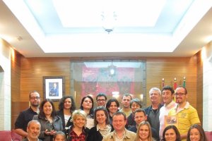 Los participantes posan con sus reconocimientos.