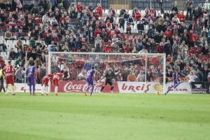 Casto parando un penalti al Valladolid.