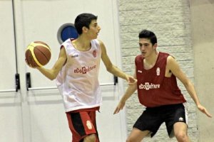Los jugadores en pleno entrenamiento.