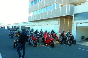 Los pilotos preparados para la rodada.
