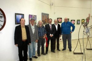 Artistas del Grupo Poniente 07, junto al delegado Alfredo Valdivia, en la muestra. 