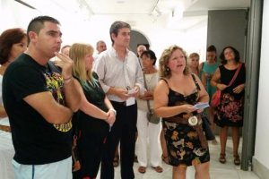 Manuel Cortés, alcalde del municipio, en una de las exposiciones organizadas en los centros culturales.