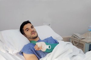 Míchel Zabaco nada más salir del quirófano.