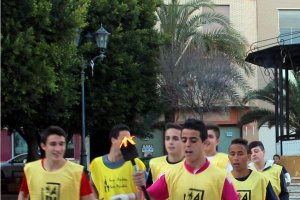 Un joven con la antorcha típica de San Agustín.