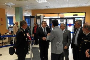 Sanz visita la Oficina de Extranjería