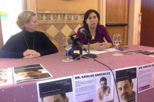 Carmen González, decana de Ciencias de la Salud, y Carmen Martínez, de Lactalmería.