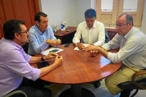 Imagen de los portavoces de la oposición junto al anterior alcalde, Luis Rogelio Rodríguez