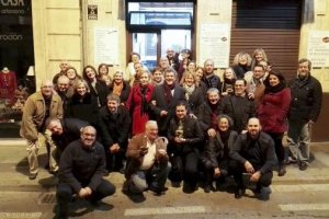 Foto de familia tras la celebración de la cena.