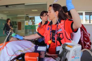 Sanitarias del 061 entran en Urgencias de El Toyo con un paciente.
