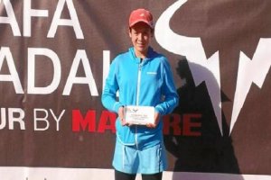 La campeona con su trofeo.