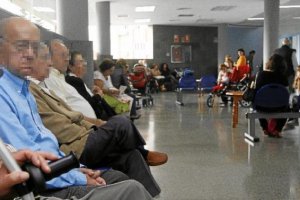 Usuarios esperan a ser atendidos en consulta en un centro de salud de la capital. 