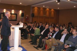 Gabriel Amat se dirige a los militantes y simpatizantes en la Junta Provincial del PP.