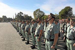 Legionarios forman en el patio de armas de la base Álvarez de Sotomayor de Viator