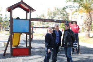 El Alcalde durante la visita a un parque infantil. 