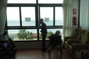 Residentes de edad avanzada en un centro de la capital.