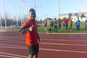 Kalu Uche posa para LA VOZ.