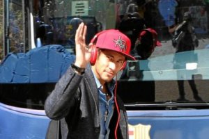 Neymar saludando a la afición.