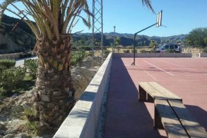 Muro realizado en las pistas deportivas del pueblo.