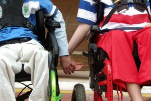 Dos dependientes cogidos de la mano.