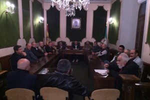 Reunión de los regantes en el salón de plenos del Ayuntamiento.