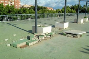 Imagen de bancos destrozados