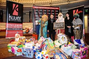 Entrega de juguetes a la asociación ALCER Almería.