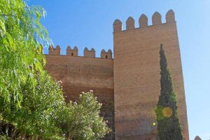 Turistas en el conjunto monumental la Alcazaba. 