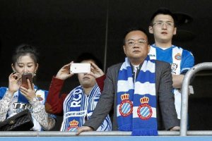 Chen con la bufanda del Espanyol.