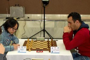 Lei anota uno de los movimientos.