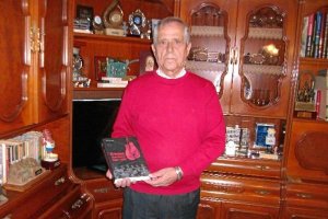 Juan Ortega con su gran obra en las manos.