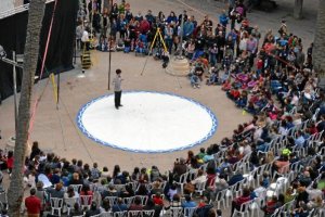 El Circo Mediterráneo actuando en la Plaza Vieja de Almería.